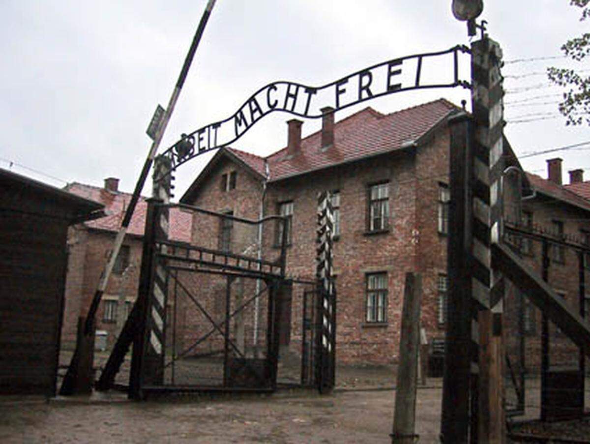 Das KZ wurde mit der Errichtung des Lagers Birkenau ausgeweitet. Der Komplex umfasste schließlich drei Haupt- und 48 Nebenlager. Auschwitz-Birkenau allein hatte eine Höchstbelegung von mindestens 100.000 Menschen.