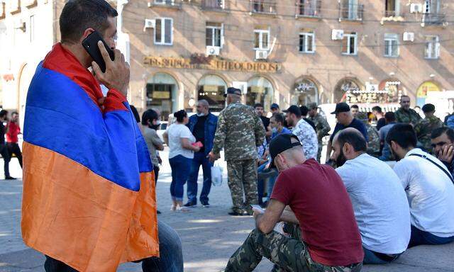 In Jerewan versammeln sich Veteranen und Freiwillige, um die armenische Seite in Berg-Karabach als Soldaten zu verstärken.