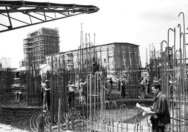 Ende des Jahres 1949 beschloss die Kommunistische Partei Ungarns, im Dorf Dunapentele 70 Kilometer südlich von Budapest, ein Stahlwerk samt Wohnsiedlungen für die Arbeiter zu errichten. Die Stadt soll Sztálinváros heißen – Stalinstadt. Alle Bilder (c) Intercisa Múzeum