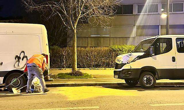 Dieses am 14. März 2024 aufgenommene Foto zeigt den Ort eines Zusammenstoßes zwischen einem Motorroller und einem Polizeiauto, der sich am Abend des 13. März in Aubervilliers, einem nördlichen Vorort von Paris, ereignete und zum Tod des jungen Motorrollerfahrers führte. 
