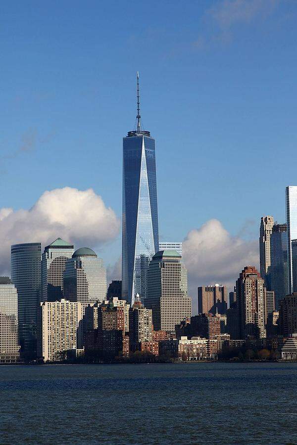 An einem geschichtsträchtigen Ort steht das One World Trade Center, das vierthöchste Gebäude der Welt, in New York City. Nach der Zerstörung der Twin Towers des World Trade Centers bei den Terroranschlägen vom 11. September 2001 wurde am sogenannten "Ground Zero" ein rund 541 Meter Hoher Turm errichtet - nach Plänen von David Childs, ebenfalls Architekt bei Skidmore, Owings and Merrill. Ende 2014 konnten die ersten Mieter einziehen; zuvor hatte es Diskussionen um den Namen des Gebäudes gegeben. Ursprünglich vorgesehen war eine Benennung als "Freedom Tower", allerdings sei die Vermittlung an Mietinteressenten unter diesem Namen schwierig gewesen.