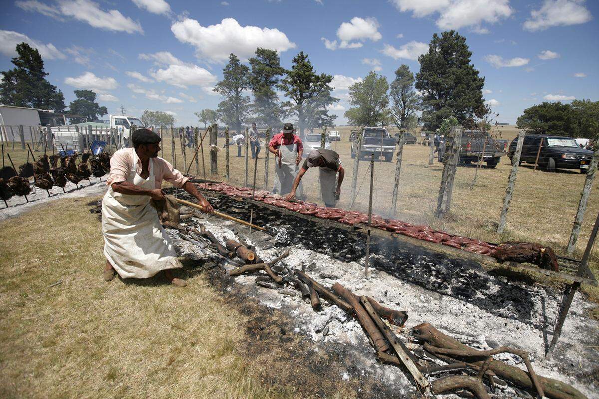 Rindfleisch ist nebstbei das wichtigste Exportgut Uruguays. Das sonntägliche Grillen großer Fleischmengen ist fester Bestandteil der Landeskultur, und die richtige Zubereitung gilt als Kunst.