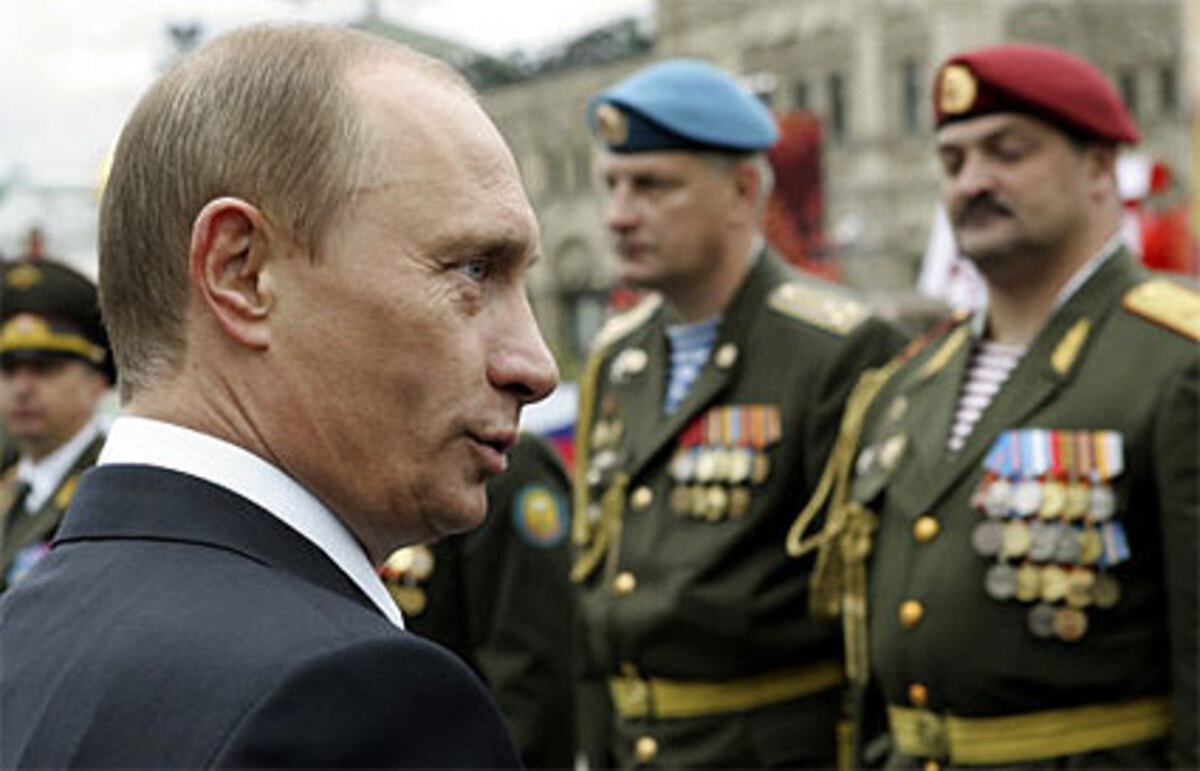 Ein wenig rätselhaft bleibt der rasante Aufstieg des am 7. Oktober 1952 in St. Petersburg (damals Leningrad) geborenen Buben aus armer Familie. Putin diente nach dem Jus-Studium 17 Jahre im sowjetischen Geheimdienst KGB und war von 1985 bis 1990 als Agent in der damaligen DDR stationiert. Seine jüngere Tochter Katja wurde in Dresden geboren.