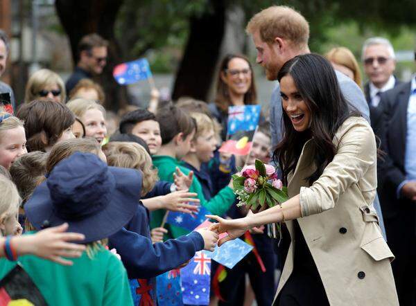 Der dritte Tag der Rundreise führte Prinz Harry und Herzogin Meghan nach Melbourne. Viele Fans erwartete das Paar, dass von Gouverneur Linda Dessau und Ehemann Anthony Howard begrüßt wurde.