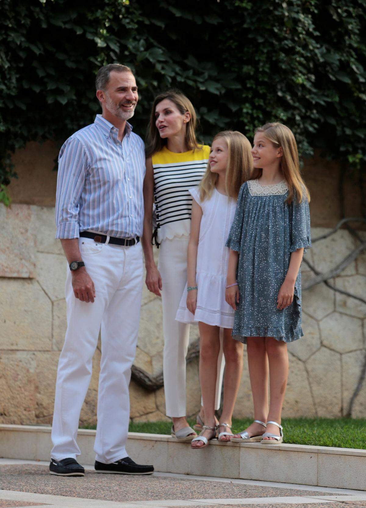 Zum ersten Fototermin zeigte sich Letizia in einem Outfit von Mango, flachen Leder-Espadrilles von Ria und verspielten "Milky Way"-Ohrringen von Gold & Roses. Ihre beiden Mädchen trugen Kleider von Mango und Nanos.