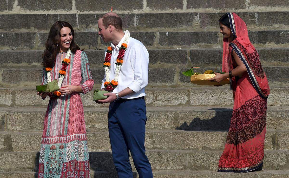 Noch häufiger erwähnten die indischen Medien, dass Herzogin Kate nach dem Mittagessen in einem leichten Sommerkleid von Anita Dongre, einer lokalen Designerin aus Mumbai, das Hotel wieder verließ.