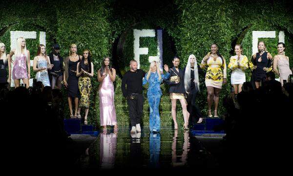 Das Gruppenfoto nach der gemeinsamen Show von Versace und Fendi