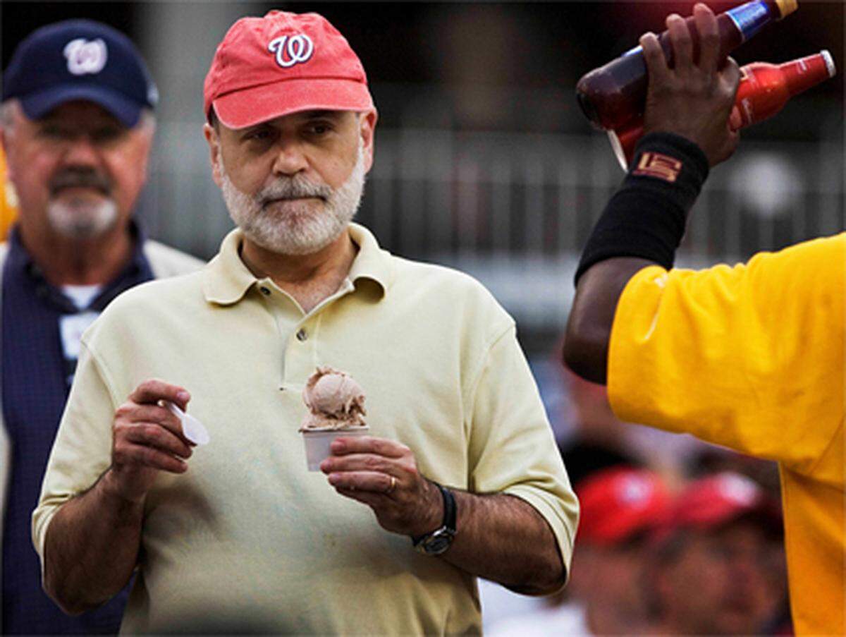Bernanke darf also noch nicht ins Privatleben abtreten.Ben Bernanke bei einem Baseball-Spiel der Washington Nationals gegen Toronto Blue Jays im Juni 2009.