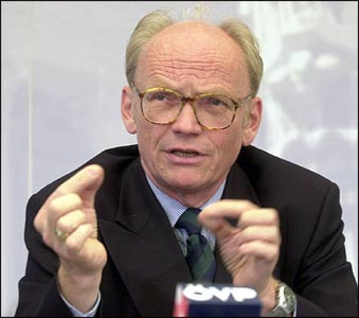 "Im Matznetter-Interview hat wohl der Druckfehlerteufel zugeschlagen. Denn es wäre ja völlig unglaubwürdig, würde Matznetter tatsächlich versuchen wollen, sich mit schwarzen Federn zu schmücken". VP-Budgetsprecher Günther Stummvoll dazu.