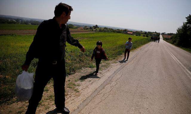 Eine Flüchtlingsfamilie aus Syrien versucht Griechenland über den Grenzfluss Evros zu erreichen.