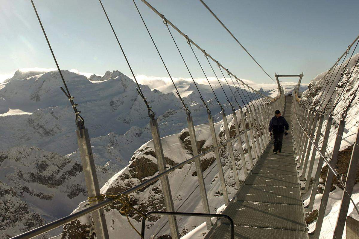 Der Weg zur Brücke führt von der Bergstation durch den 140 Meter langen unterirdischen Stollen zur Aussichtsplattform beim Südwandfenster.