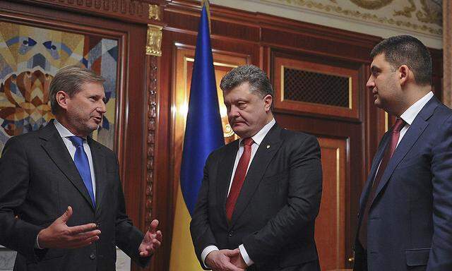 Der ukrainische Präsident Poroshenko mit EU-Minister Hahn im Gespräch