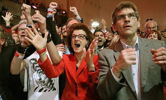 SPD-Anhänger feiern die erste Hochrechnung.