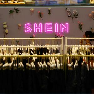 Nach der Abmahnung von deutschen Verbraucherschützern hat die Shopping-Plattform Shein eine Unterlassungserklärung unterzeichnet. 