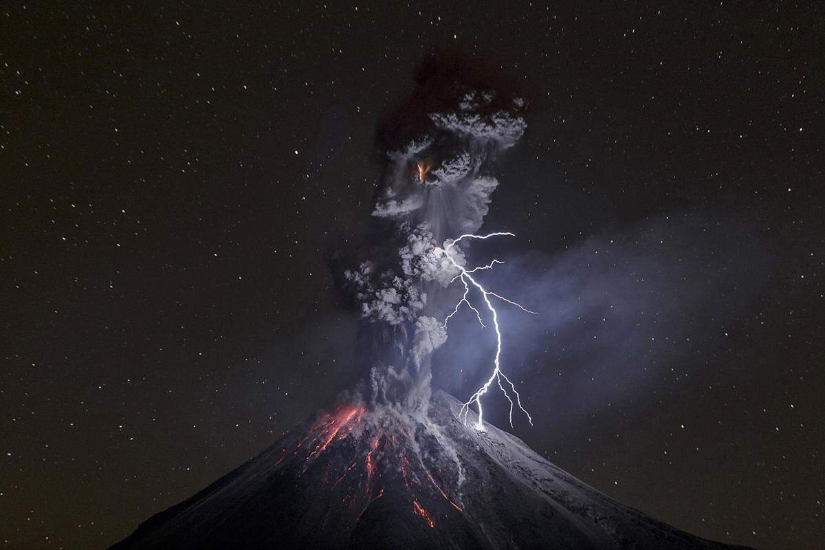 Sergio Tapiro, Mexico, 2015, The Power of Nature Der Vulkan Colima in Mexiko am 13. Dezember 2015.