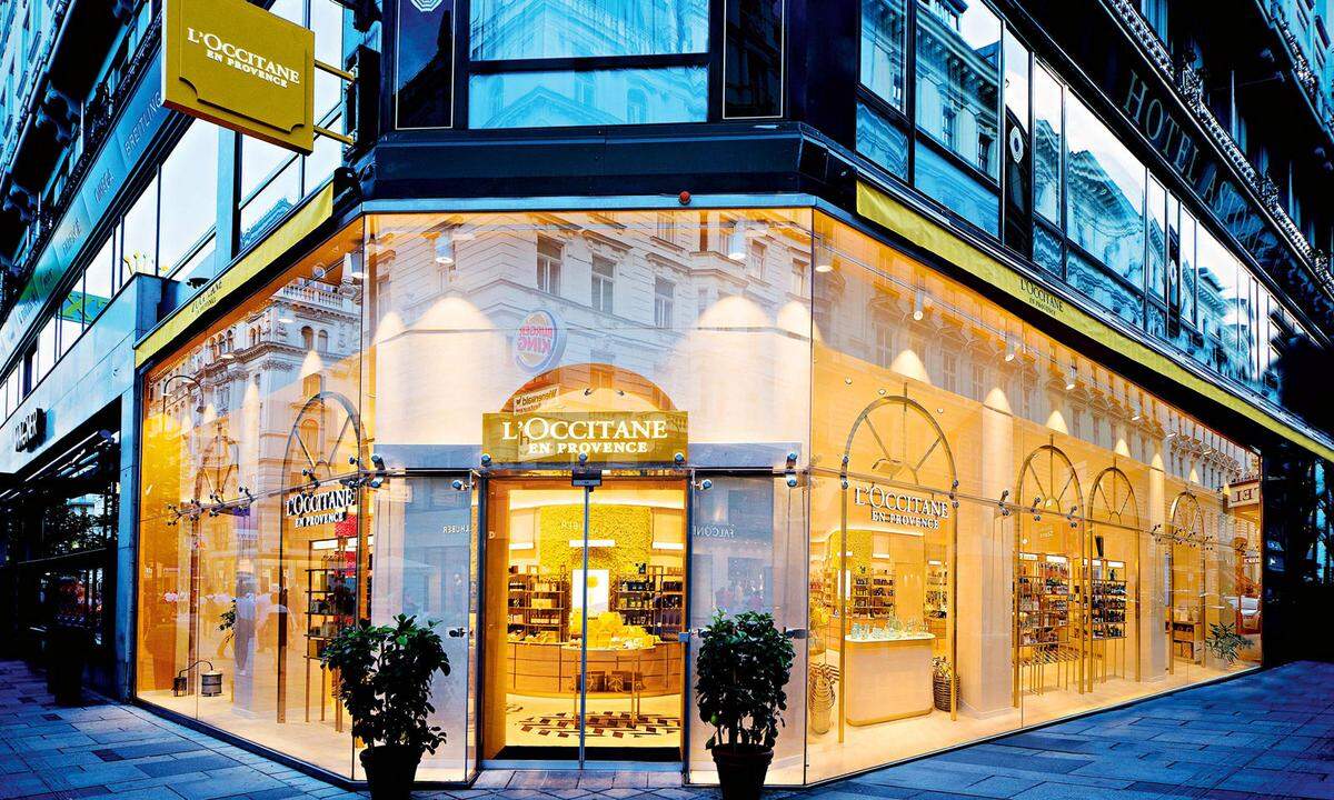 L’Occitane. Auf 110 m2 eröffnete der neue Wiener Flagship-Store des Kosmetikunternehmens mit dem Provence-Flair. Neben Gesichts- und Körperpflegeprodukten werden auch Düfte angeboten.  Kärntner Straße 32–34, 1010 Wien.