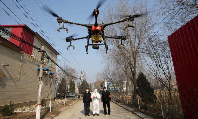 Eine Drohne ist im Dorf Zhengwan (Provinz Hebei) im Einsatz, um Desinfektionsmittel zu versprühen.