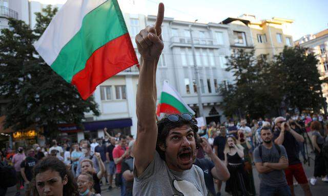 FILE PHOTO: People take part in a demonstration after prosecutors raided Bulgarian president's offices as part of investigations in Sofia