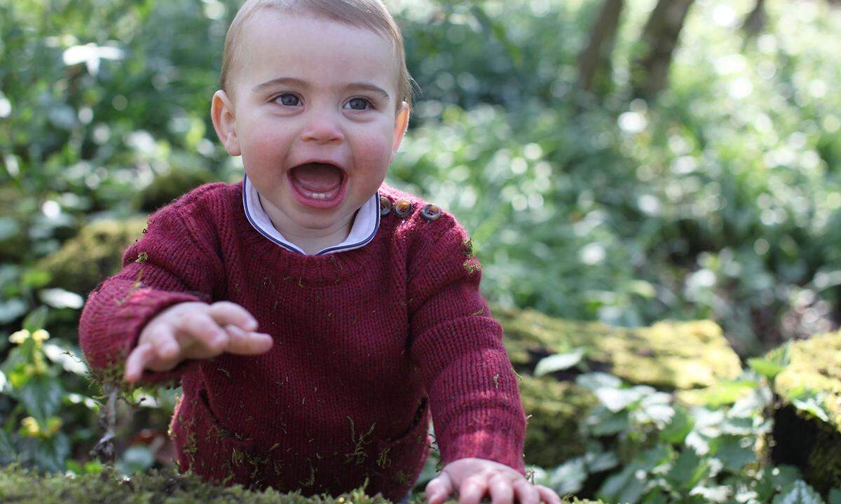 Noch krabbelt Louis gut gelaunt in seiner Rolle als royales Nesthäkchen durch die Gärten von Amber Hall, dem Landsitz der Cambridges in der englischen Grafschaft Norfolk, wo die Aufnahmen Anfang April entstanden sind.  Jetzt heißt es: Bühne frei für den Nachwuchs aus Monaco, Schweden und Co.