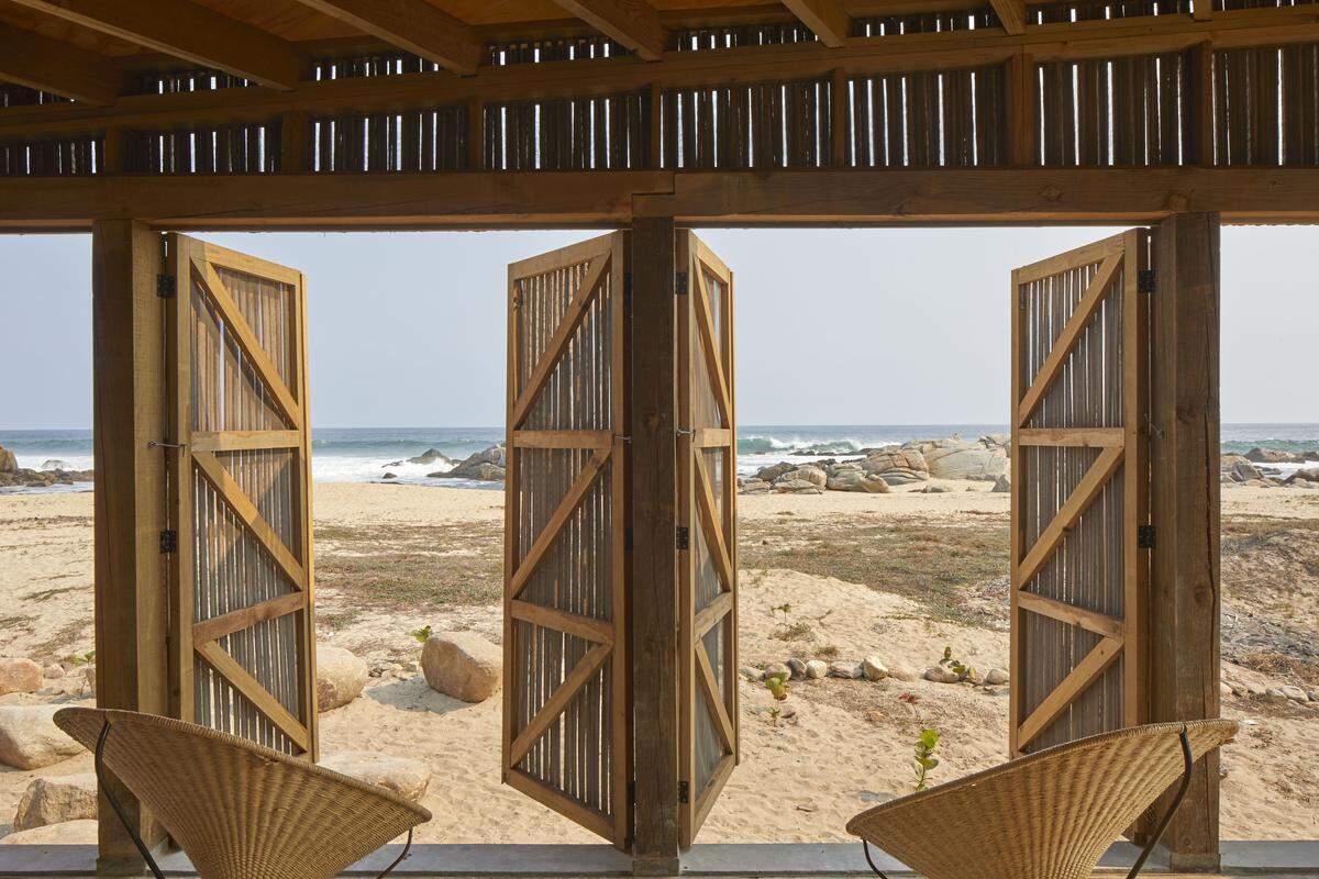 . . . präsentiert sich die "Casa Naila" mit ihren Flügeltüren aus Holz in Puerto Escondido, Oaxaca, Mexiko.