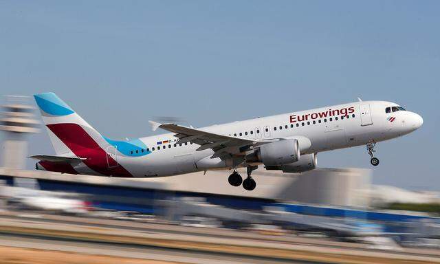 FILE PHOTO: A Eurowings Airbus A320 airplane takes off at the airport in Palma de Mallorca, Spain
