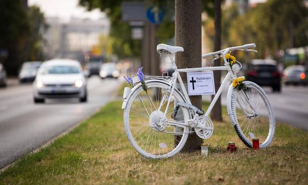 Weiß bemalte Fahrräder sollen auf getötete Radler im Straßenverkehr aufmerksam machen. 