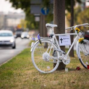 Weiß bemalte Fahrräder sollen auf getötete Radler im Straßenverkehr aufmerksam machen. 