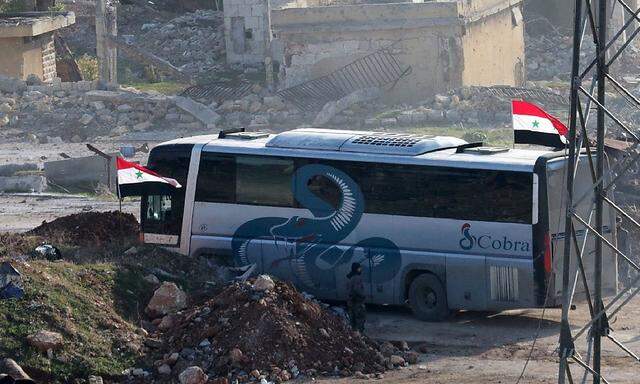 Ein Bus in Ramoussa bei Aleppo