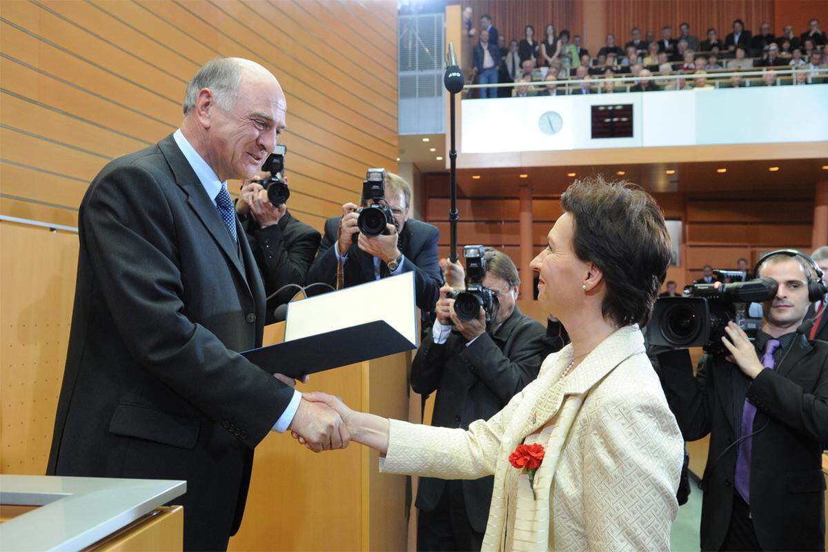 1999 kam die aus einer Arbeiterfamilie stammende Heinisch-Hosek in den Nationalrat, 2008 wechselte sie wieder kurz als Soziallandesrätin nach Niederösterreich. Im selben Jahr wurde sie noch zur Ministerin ernannt.