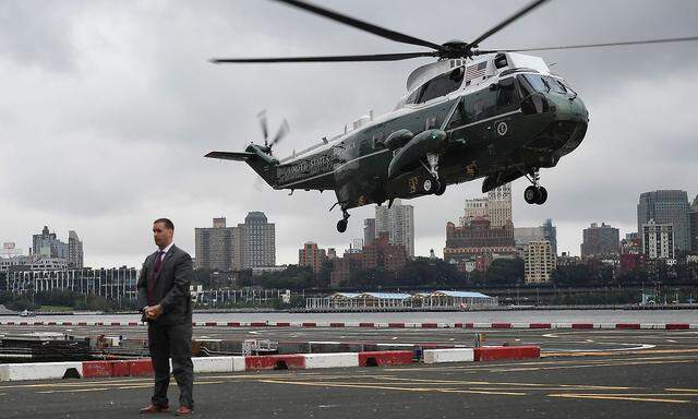 Kurz, Van der Bellen und Kneissl sind in New York, wo auch der Helikopter von US-Präsident Donald Trump landet.