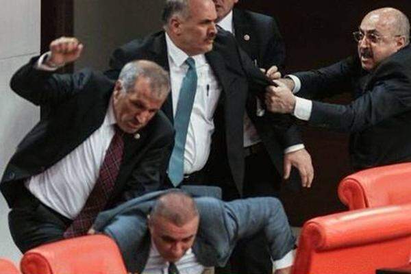Es ist bekannt, dass im türkischen Parlament mitunter auch "schlagkräftige Argumente" vorgebracht werden: Am Dienstag wurde sogar der Hammer des Sitzungspräsidenten eingesetzt, Sessel flogen. Fünf Oppositionspolitiker wurden bei dem "Schlagabtausch" zwischen Abgeordneten der regierenden AKP und der Kurdenpartei HDP verletzt.Das war freilich nicht das erste Mal, dass Parlamentarier die Fäuste sprechen ließen. Ein Überblick über weltweite "schlagkräftige Argumentationspolitik" - ohne Anspruch auf Vollständigkeit.