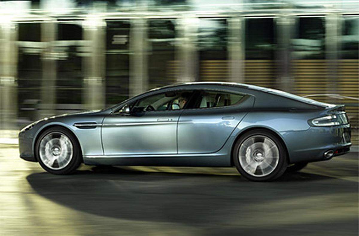 Der Rapide ist der erste viertürige Sportwagen von Aston Martin. Angetrieben wird er von einem 6-Liter-V12 mit 477 PS.