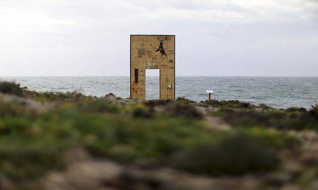 Das "Tor zu Europa"-Denkmal auf der italienischen Insel Lampedusa, wo auch der junge Ghanaer einst angekommen ist.