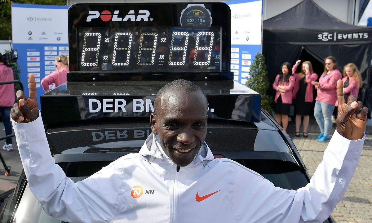 Der Kenianer Eliud Kipchoge markiert beim Berlin-Marathon einen neuen Weltrekord.