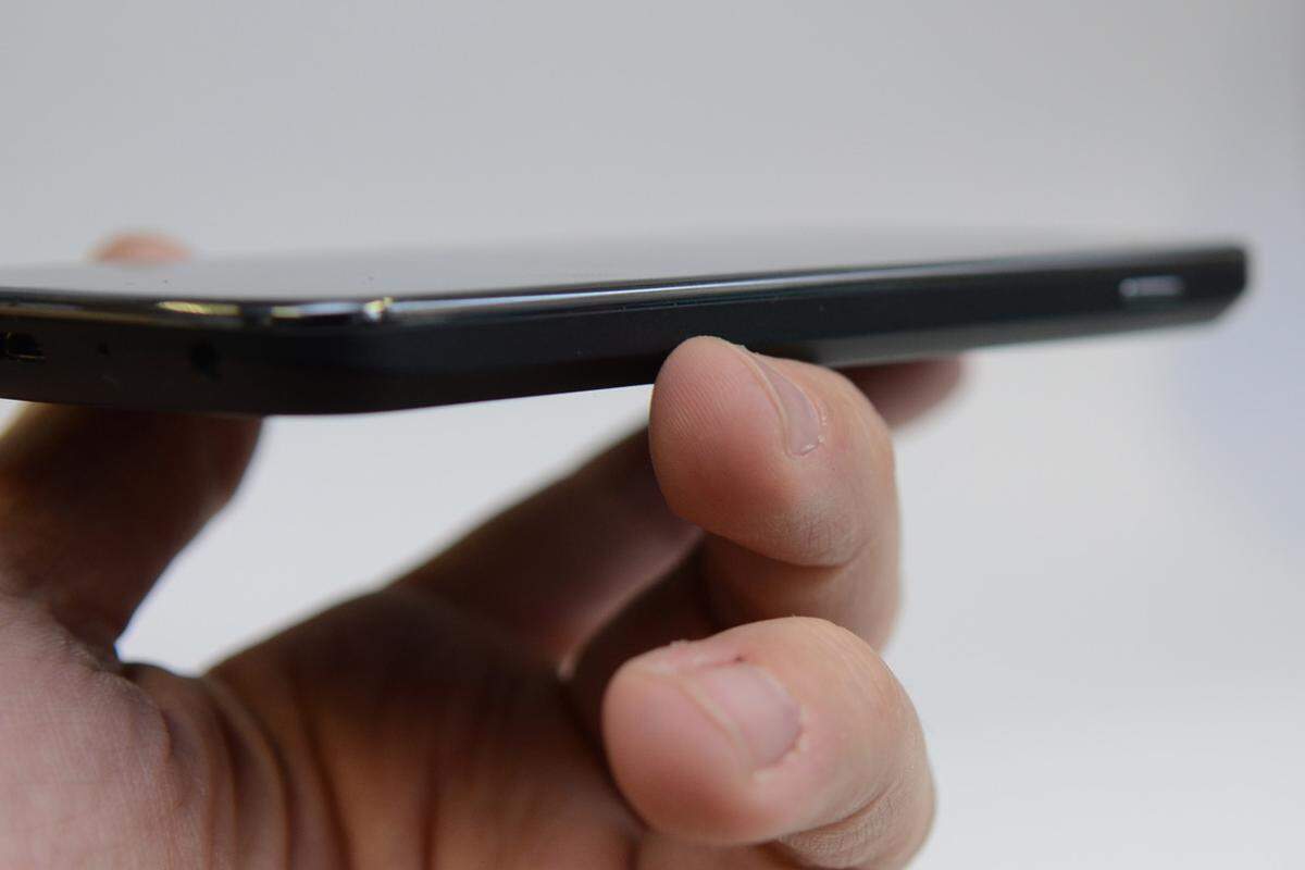 Mit 9,1 Millimetern Dicke ist das Nexus 4 recht flach. Das Display wird von einem chromfarbenen Rahmen geziert.