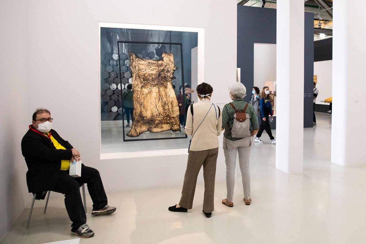Als das Museum die Ausstellung plante, sah Christo plötzlich die Chance, das lang gehegte Vorhaben umzusetzen - wenn auch ohne Jeanne-Claude, die 2019 gestorben war. Da Macron zeitgenössische Kunst ebenso schätzt wie bildstarke Aktionen an geschichtsträchtigen Orten, waren die bürokratischen Hürden schnell überwunden.