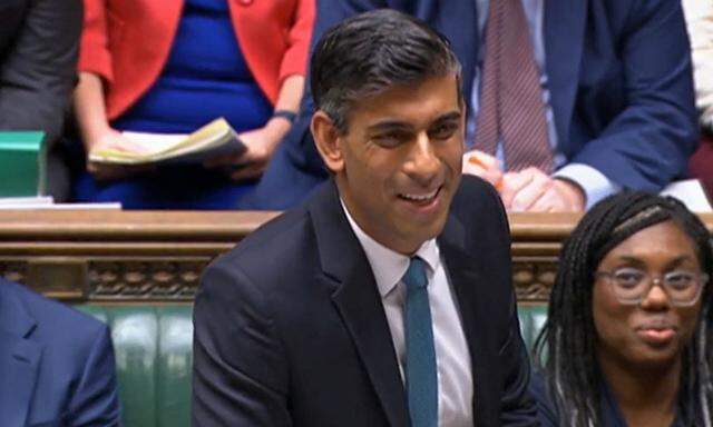 Rishi Sunaks Debüt bei seiner ersten Fragestunde als Premier im Unterhaus in London. Die zerstrittene Tory-Fraktion stand geschlossen hinter ihm.