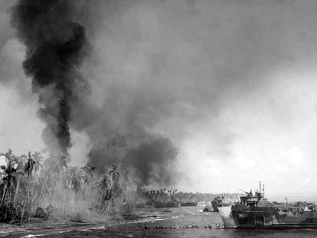 Nachdem Ranger einige vorgelagerte Inselchen im Golf von Leyte vor der Ostküste Leytes besetzt hatten griffen die Amerikaner am Vormittag des 20. Oktober 1944 an. Zunächst erfolgte ein vierstündiger Feuerschlag der Schiffsartillerie, dann gingen drei Infanteriedivisionen und eine Panzerdivision der 6. Armee an zwei Stellen an Land. Der Widerstand der Japaner war relativ schwach, sie hatten sich großteils von den Küsten zurückgezogen, schwieriges Gelände behinderte das Entfalten der Landungsköpfe von den flachen Sandständen weg.
