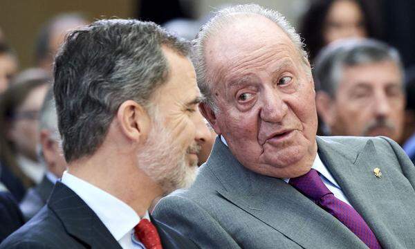 Der in Spanien von Korruptionsvorwürfen und Justizermittlungen bedrängte Juan Carlos mit Sohn Felipe. (Archivbild)