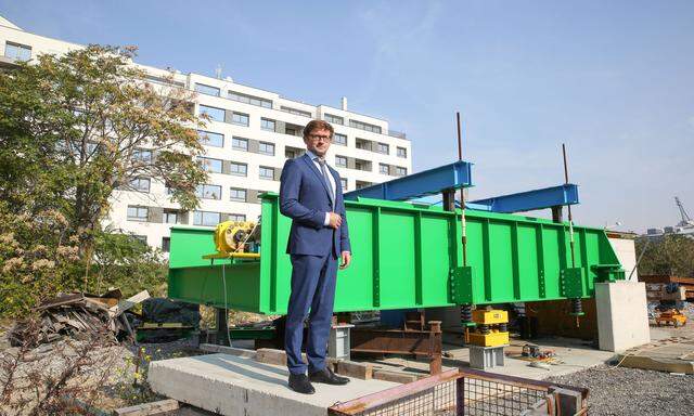 Ein Stück Eisenbahnbrücke mitten in der Stadt. Der Versuchsaufbau sei weltweit einzigartig, sagt Josef Fink von der TU Wien.