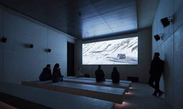 Im "Screening Room" läuft gerade die Verfolgungsjagd über die Söldener Gletscherstraße.