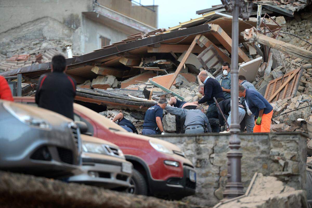 Die Gemeinde war isoliert, da Geröll die Straßen zur Kleinstadt blockierte. Eine Brücke, die nach Amatrice führt, stürzte teilweise ein, was die Rettungsarbeiten erheblich erschwerte.