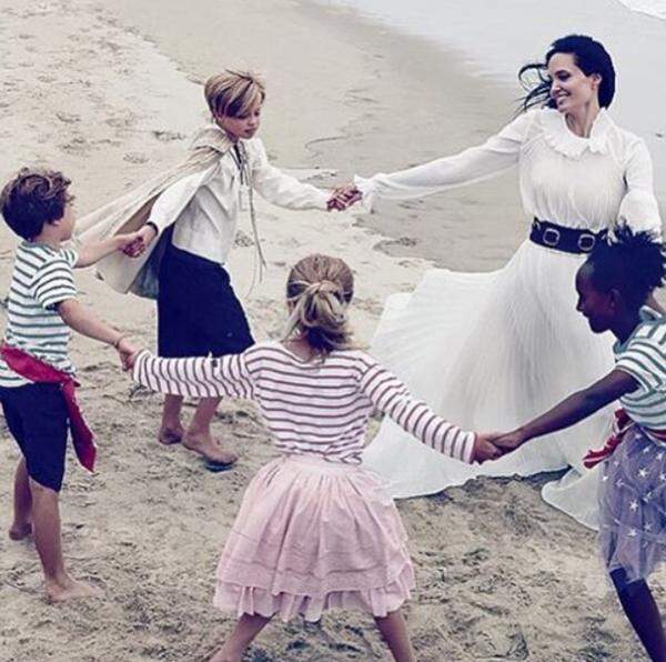 Annie Leibovitz hat die Schauspielerin und ihre sechs Kinder am Strand abgelichtet.