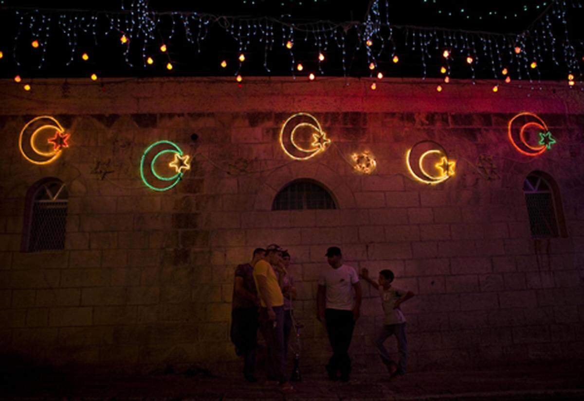 Anlässlich des heiligsten Monats des Islam werden Symbole wie die Mondsichel aufgehängt. Der Beginn und das Ende des Ramadan werden durch die Sichtung des Neumondes bestimmt.