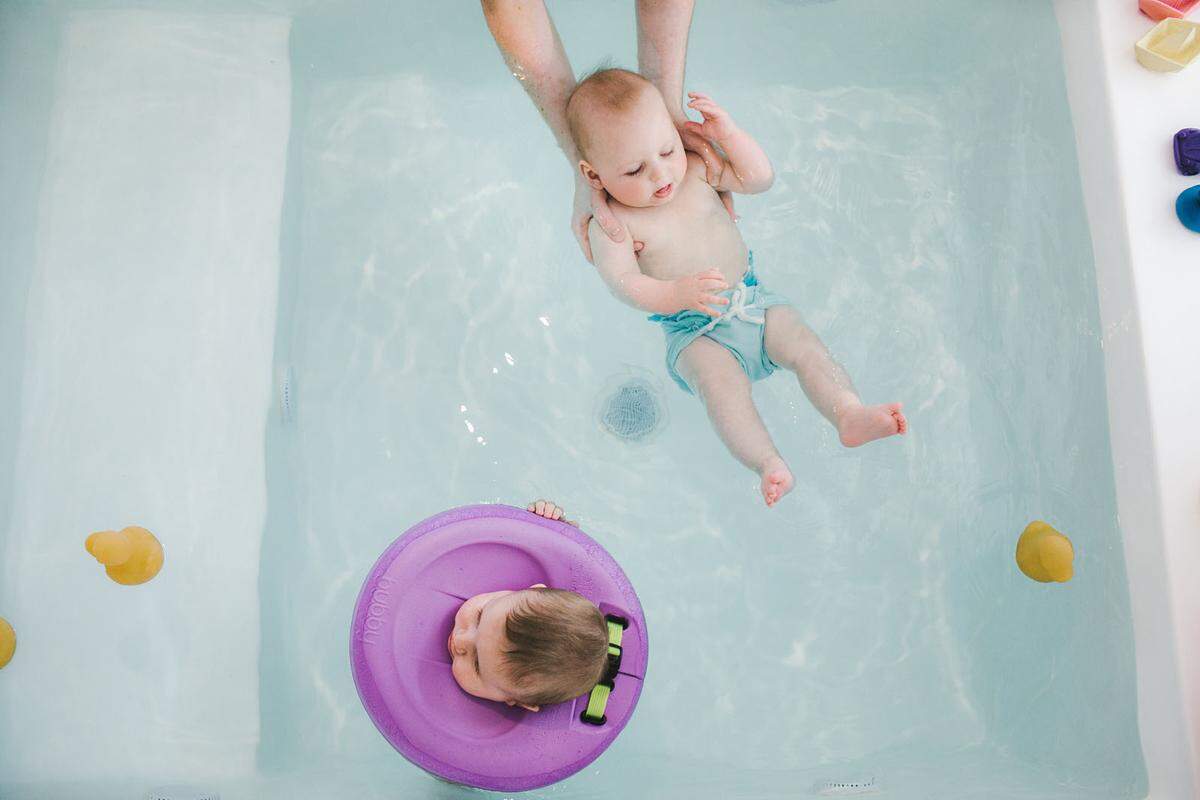 Erfunden wurde das Konzept von der Schwimmlehrerin und Baby-Schwimm-Pionierin Laura Sevenus. Sie eröffnete das erste Baby Spa in Kensington, London im Jahr 2010.