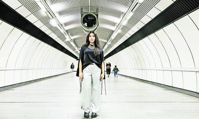 Die U-Bahn ist zum Tanzen da! Helin Sahin löste einen Trend aus. 