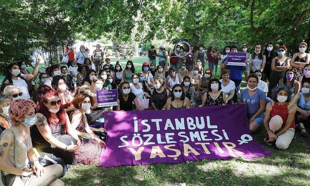 Frauen in Istanbul demonstrieren für die Beibehaltung des Anti-Gewalt-Paktes.