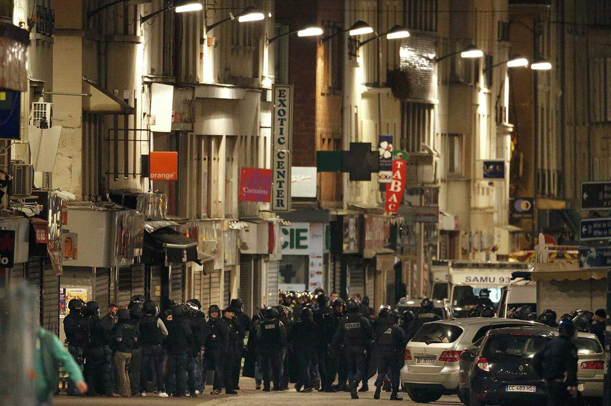 Bei dem insgesamt siebenstündigen Einsatz gab es mindestens zwei Tote. Der mutmaßliche Drahtzieher der Paris-Attentate Mohammed Abaaoud wude getötet, seine Cousine sprengte sich in die Luft. Spezialeinheiten hatten am Morgen eine Wohnung in der nördlich von Paris gelegenen Vorstadt Saint-Denis gestürmt.