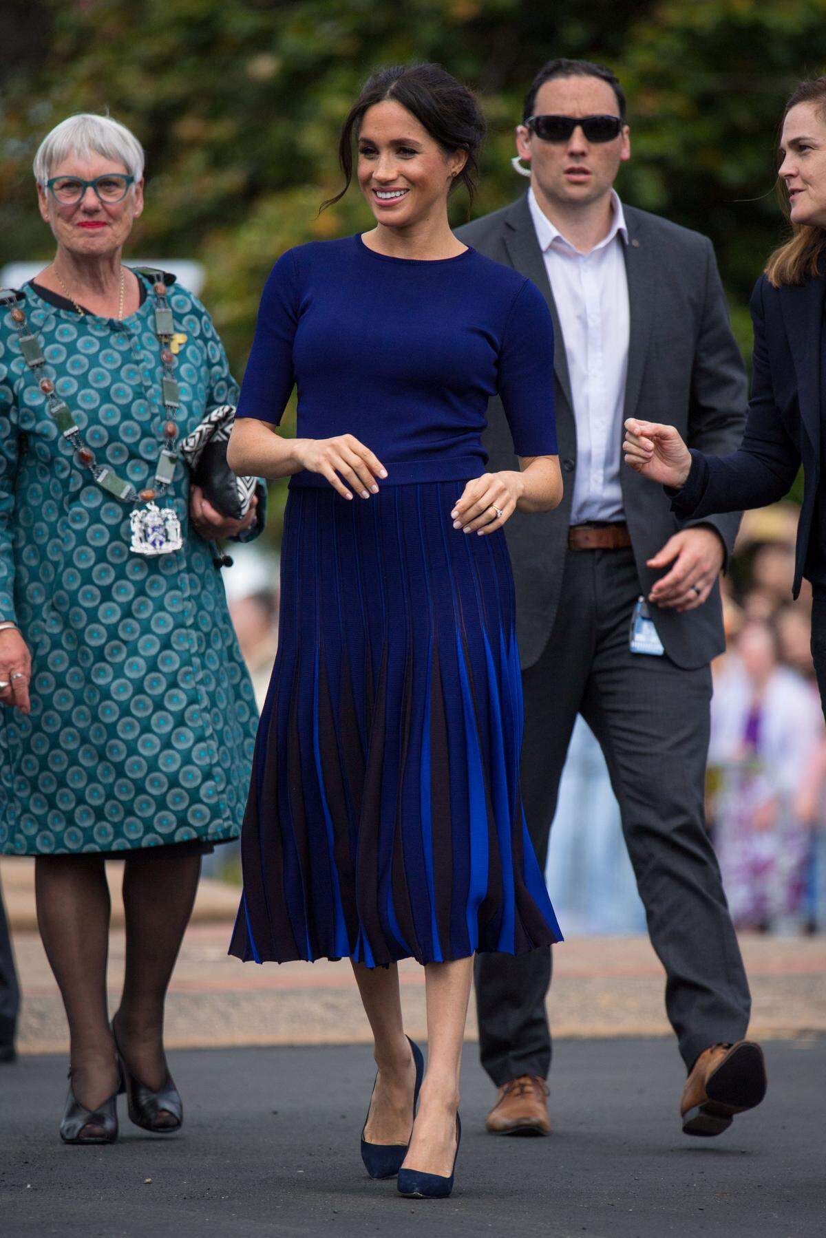Auf den ersten Blick scheint die wie immer recht stilvoll auftretende Herzogin mit diesem blauen Givenchy-Ensemble bei einem Rundgang im neuseeländischen Rotorua alles richtig gemacht zu haben. Doch der plissierte Faltenrock hatte seine Tücken - bzw. Lücken.
