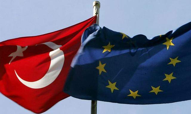 Tuerkische Staatsflagge neben EU-Fahne